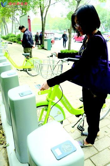 市民在站點刷卡取車。記者 殷夢