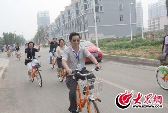 記者們騎上公共自行車，感受到城市公共自行車的便捷和樂趣。 記者 郭豪 攝。