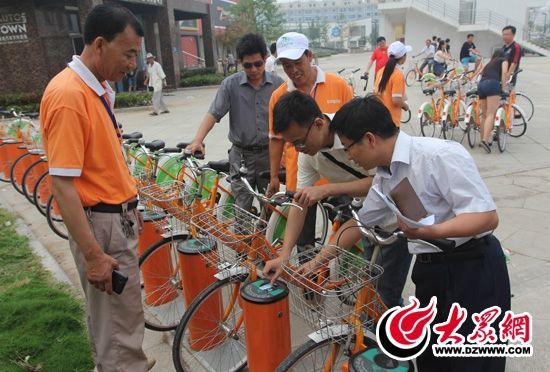 采訪團(tuán)記者做好準(zhǔn)備體驗(yàn)公共自行車。 記者 郭豪 攝。