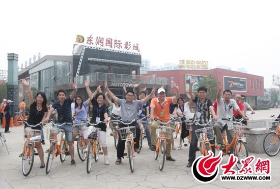 采訪團(tuán)記者做好準(zhǔn)備體驗(yàn)公共自行車。 記者 郭豪 攝。